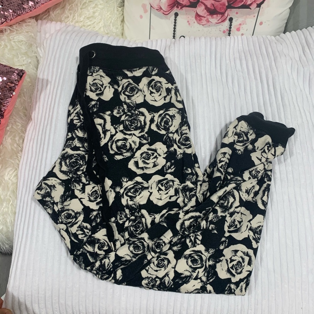 F21: b+w Floral Sweatpants✨🖤🌺🤍